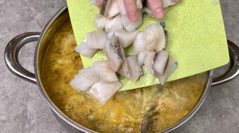 Готую незвичайний "Рибний" розсольник з тріскою: вариться всього за годину і неймовірно смачний