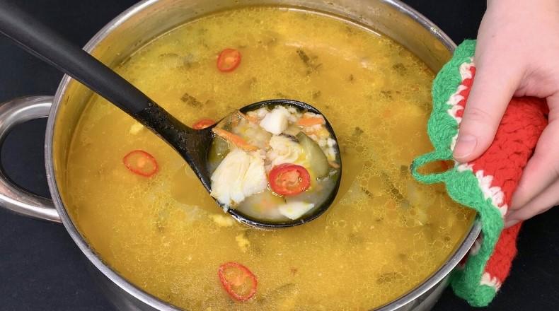 Готую незвичайний "Рибний" розсольник з тріскою: вариться всього за годину і неймовірно смачний