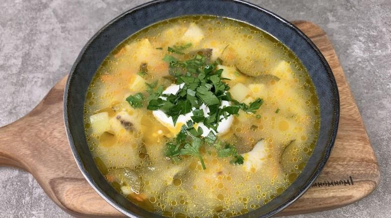 Готую незвичайний "Рибний" розсольник з тріскою: вариться всього за годину і неймовірно смачний