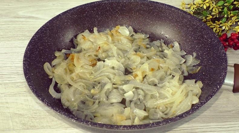 Заливаю сиру картоплю молоком і в духовку, потім додаю печиво курячі. Ну дуже смачно виходить