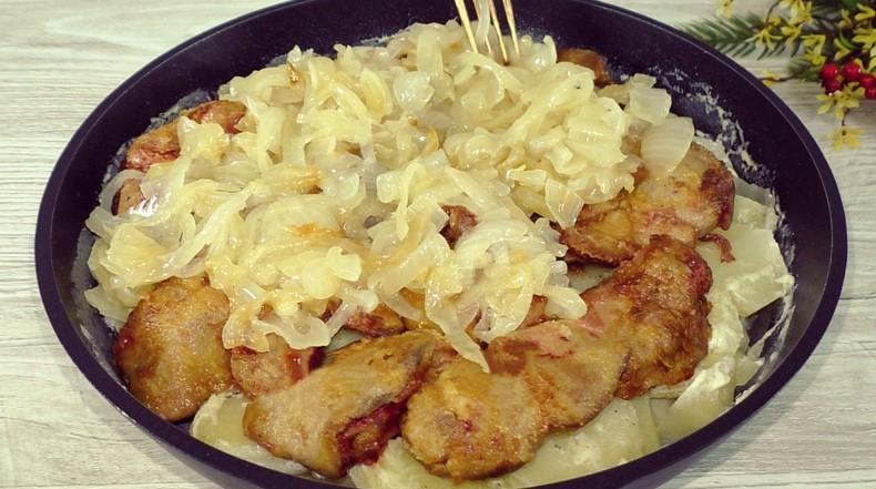 Заливаю сиру картоплю молоком і в духовку, потім додаю печиво курячі. Ну дуже смачно виходить