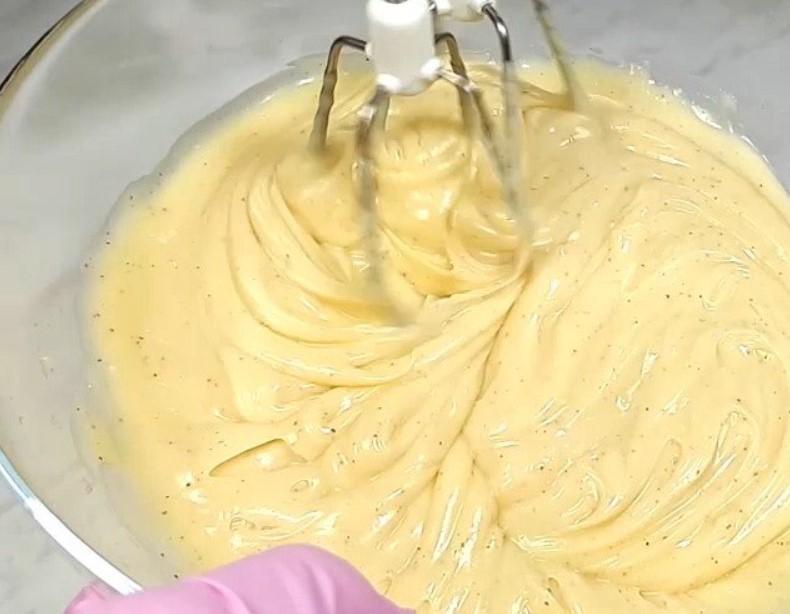 Класичний заварний крем Патісьєр. Широко використовується для приготування тортів та десертів