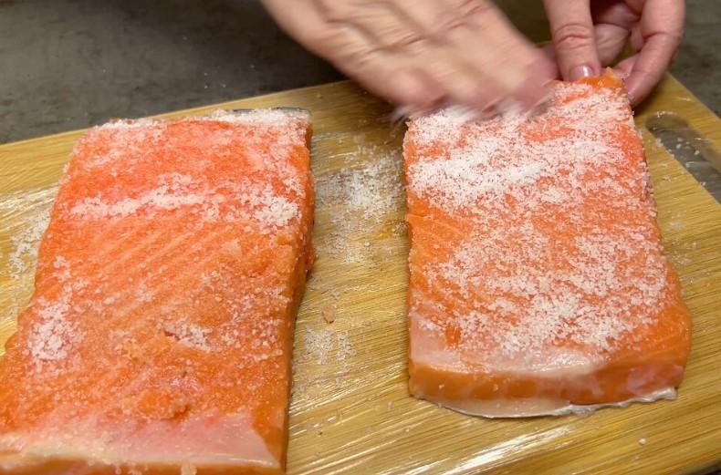 Риба у мене виходить ніжна, як масло. Як смачно засолити червону рибу вдома