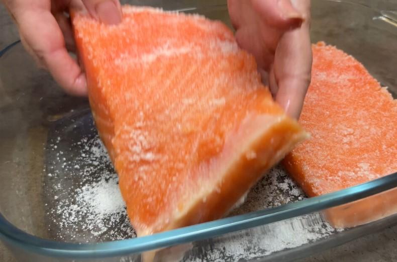 Риба у мене виходить ніжна, як масло. Як смачно засолити червону рибу вдома