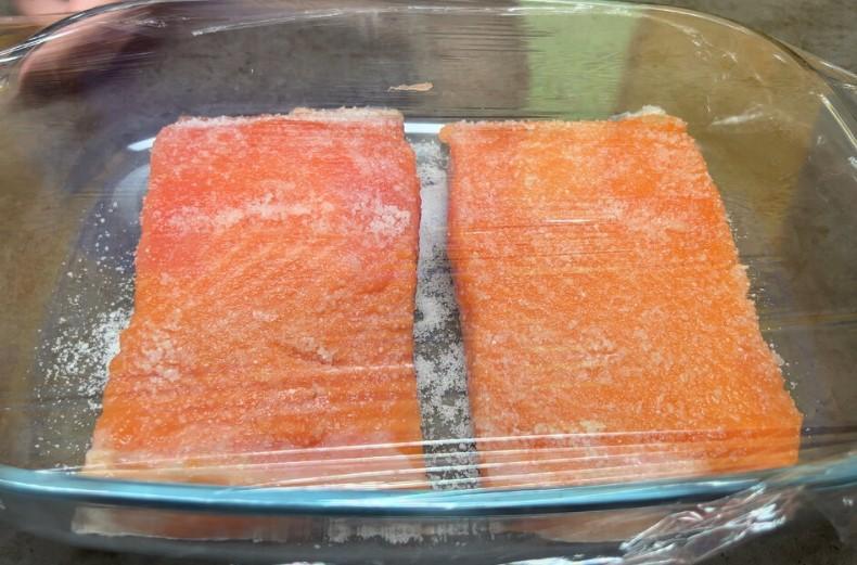 Риба у мене виходить ніжна, як масло. Як смачно засолити червону рибу вдома