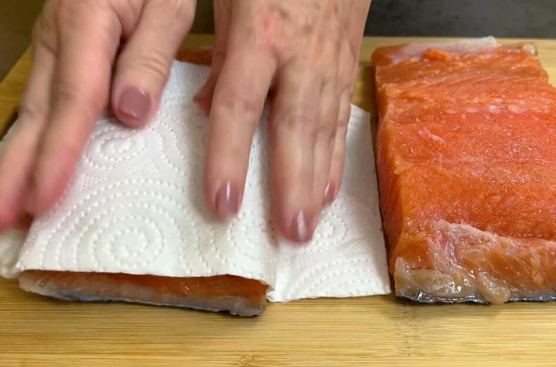 Риба у мене виходить ніжна, як масло. Як смачно засолити червону рибу вдома