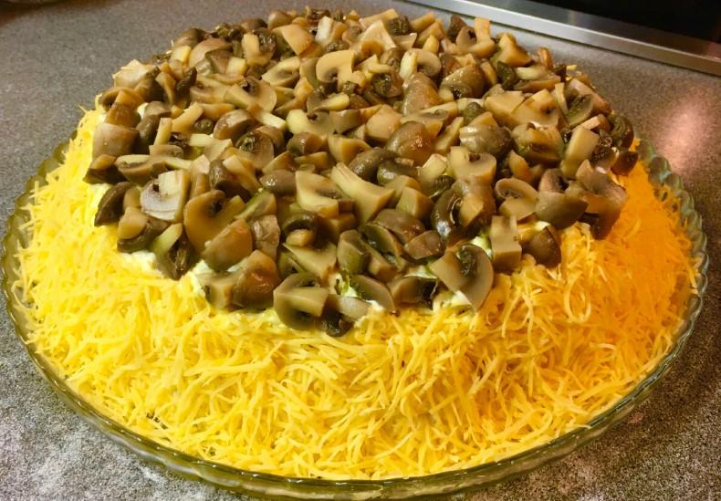 Цей салат повинен бути на кожному новорічному столі