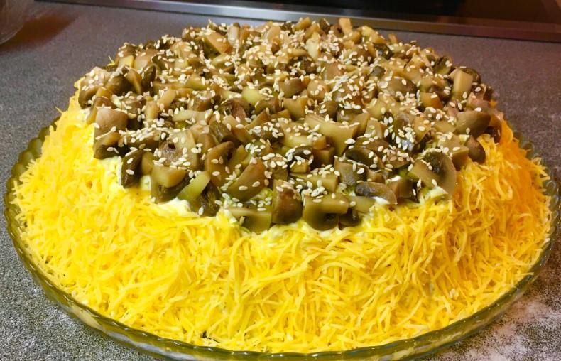 Цей салат повинен бути на кожному новорічному столі