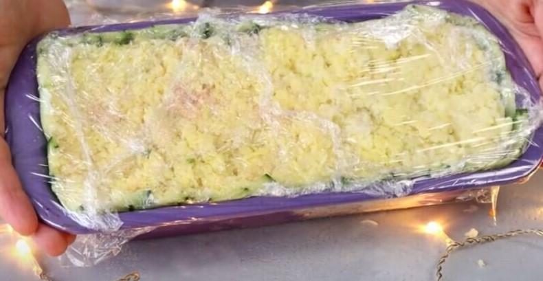 Красивий салат на Новий рік 2024 з консервами