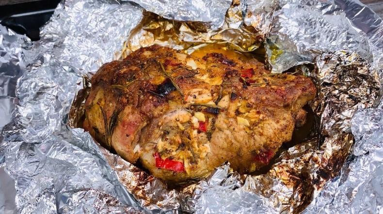 Ароматна та соковита домашня буженина на святковий стіл. Поділяюсь рецептом