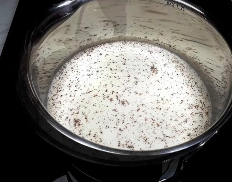 Класичний заварний крем Патісьєр. Широко використовується для приготування тортів та десертів