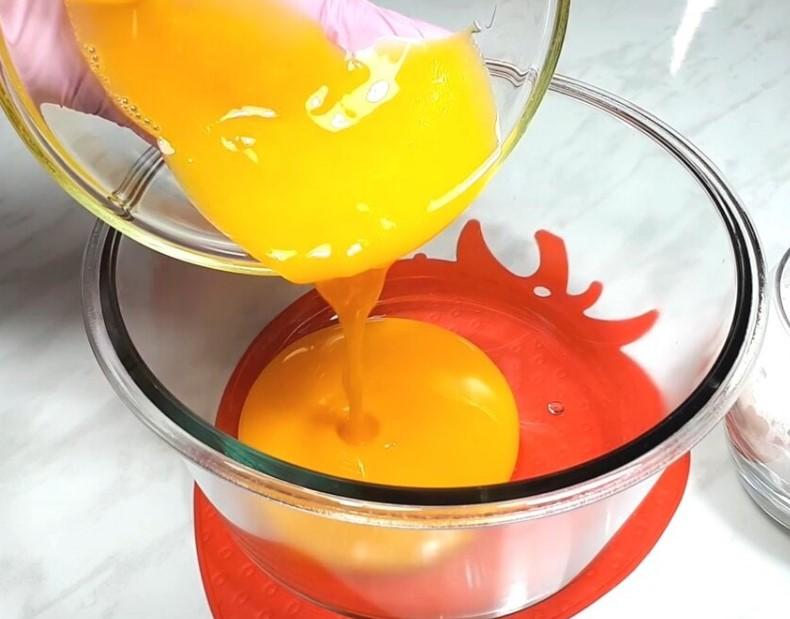 Класичний заварний крем Патісьєр. Широко використовується для приготування тортів та десертів