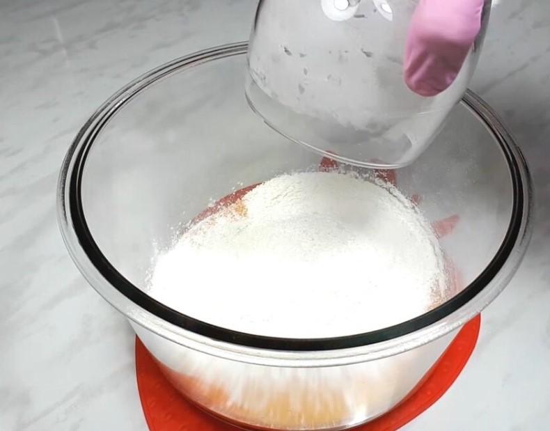 Класичний заварний крем Патісьєр. Широко використовується для приготування тортів та десертів