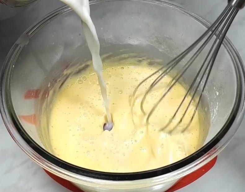 Класичний заварний крем Патісьєр. Широко використовується для приготування тортів та десертів