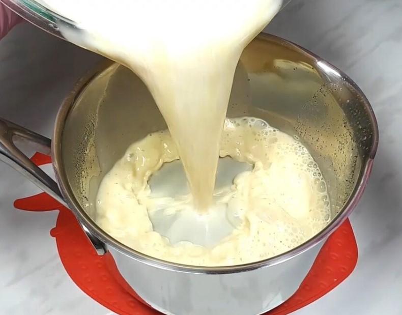 Класичний заварний крем Патісьєр. Широко використовується для приготування тортів та десертів