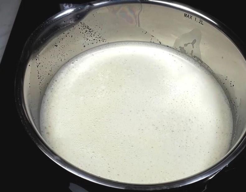 Класичний заварний крем Патісьєр. Широко використовується для приготування тортів та десертів