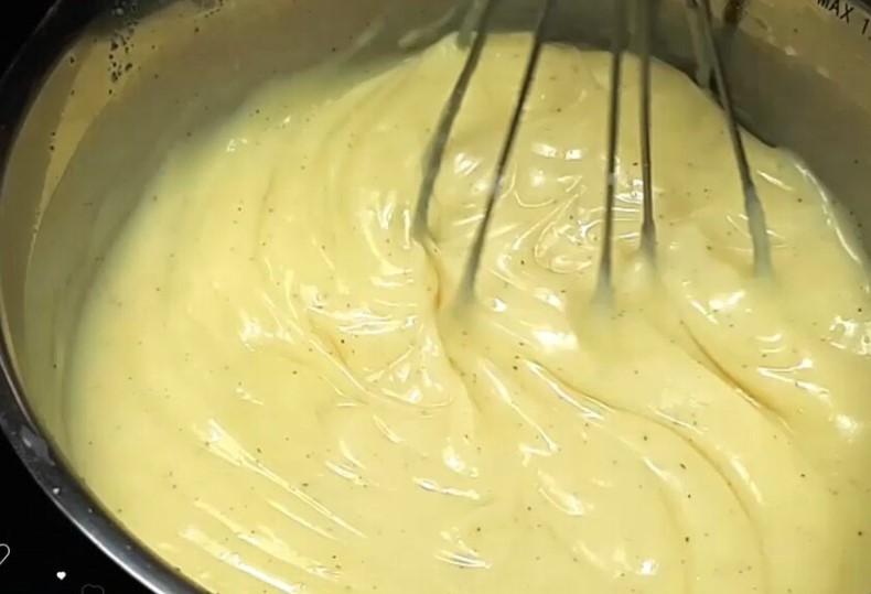 Класичний заварний крем Патісьєр. Широко використовується для приготування тортів та десертів