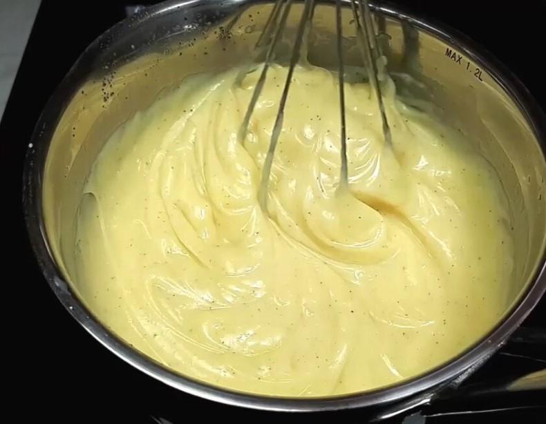 Класичний заварний крем Патісьєр. Широко використовується для приготування тортів та десертів