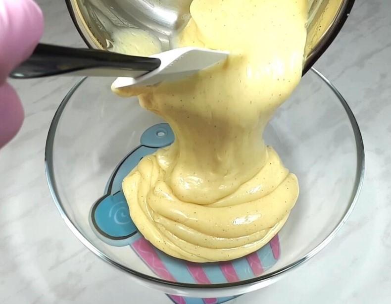 Класичний заварний крем Патісьєр. Широко використовується для приготування тортів та десертів