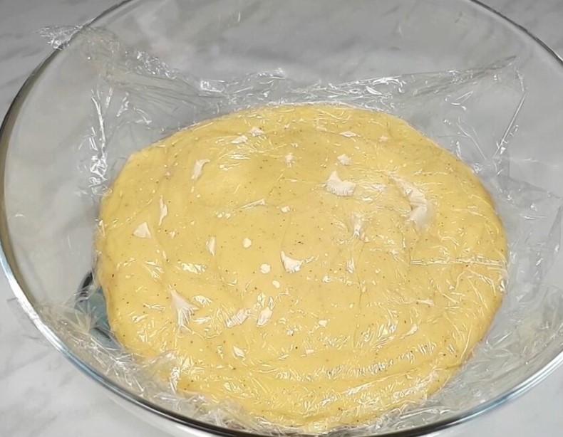 Класичний заварний крем Патісьєр. Широко використовується для приготування тортів та десертів