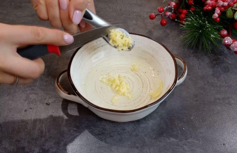 Салат "Цезар" готую лише так: головний інгредієнт у соусі