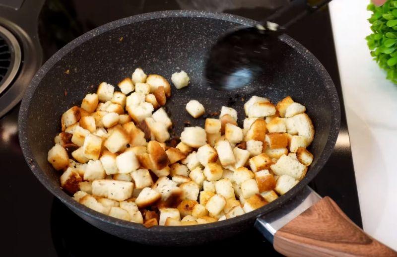 Салат "Цезар" готую лише так: головний інгредієнт у соусі