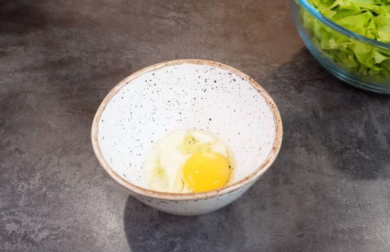 Салат "Цезар" готую лише так: головний інгредієнт у соусі