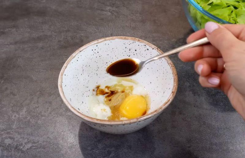 Салат "Цезар" готую лише так: головний інгредієнт у соусі