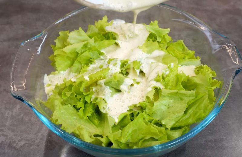 Салат "Цезар" готую лише так: головний інгредієнт у соусі