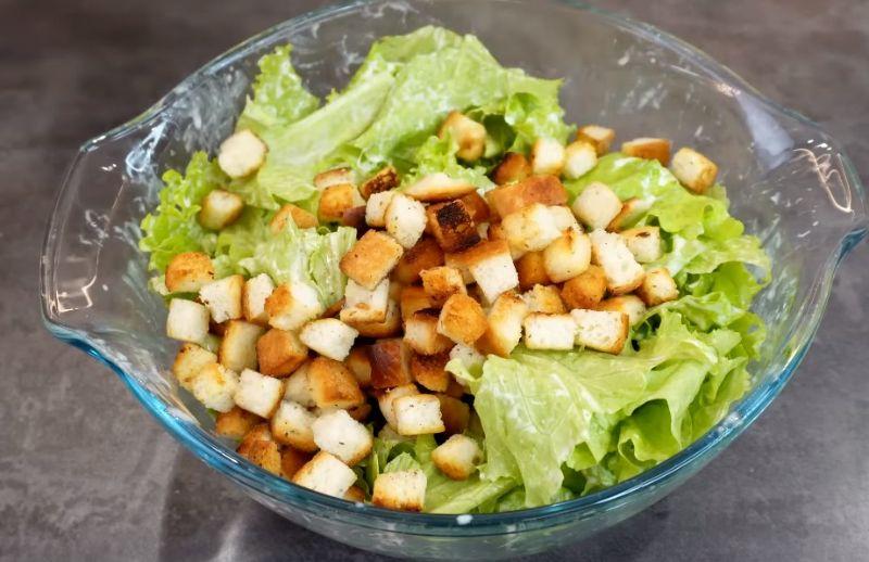 Салат "Цезар" готую лише так: головний інгредієнт у соусі