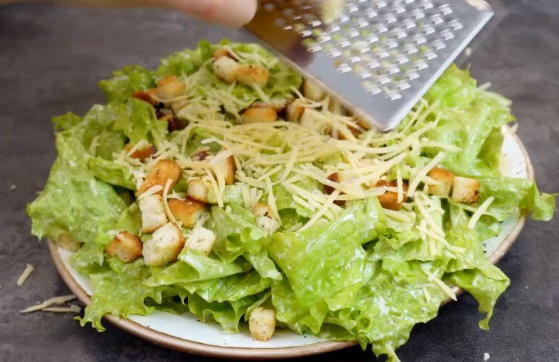 Салат "Цезар" готую лише так: головний інгредієнт у соусі