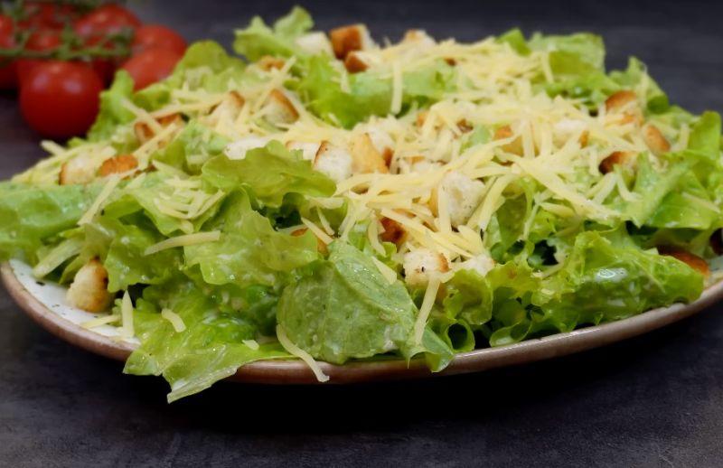 Салат "Цезар" готую лише так: головний інгредієнт у соусі