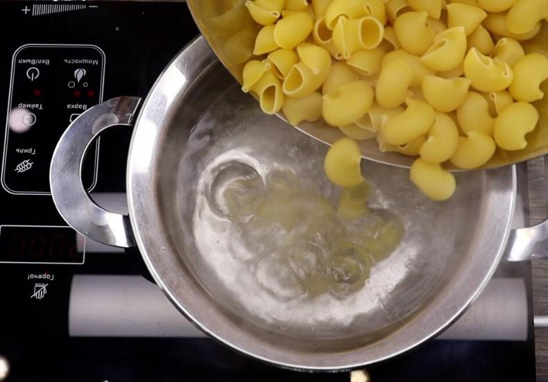 Макарони з тушонкою у томатному соусі