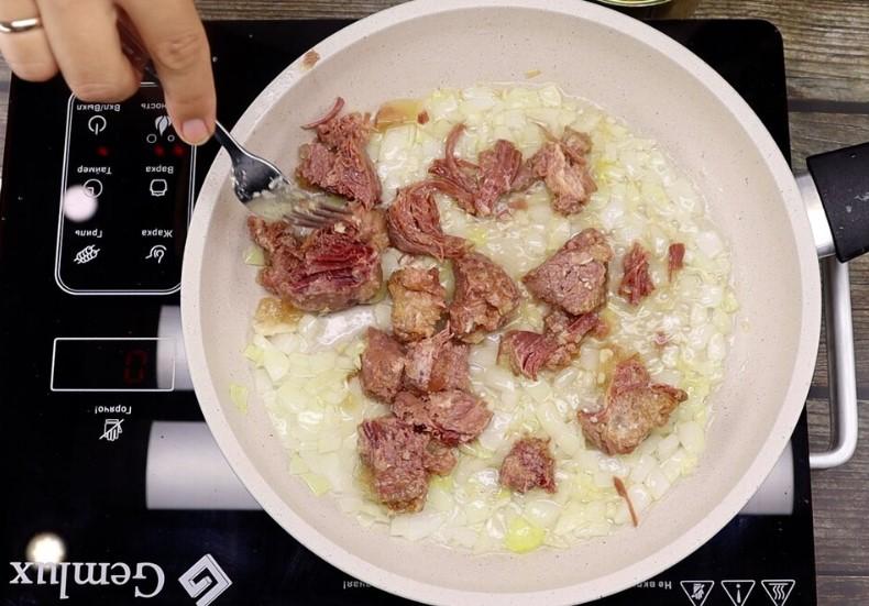 Макарони з тушонкою у томатному соусі