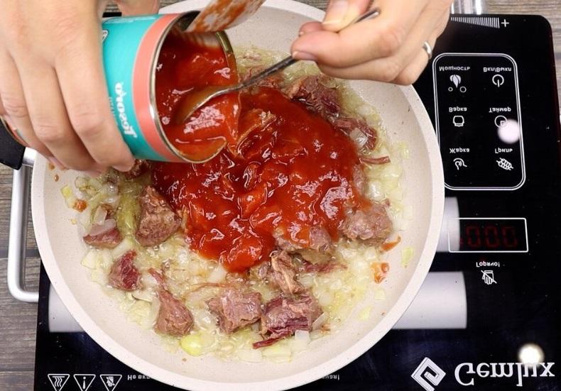 Макарони з тушонкою у томатному соусі