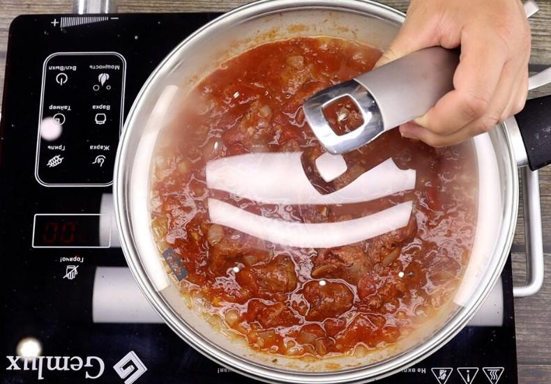 Макарони з тушонкою у томатному соусі