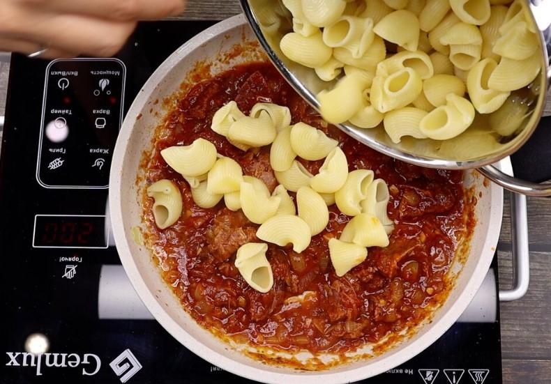 Макарони з тушонкою у томатному соусі