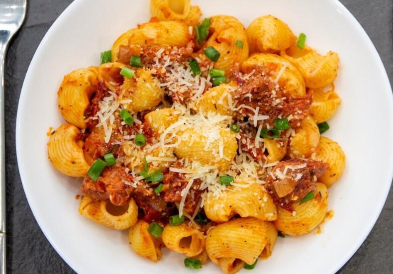 Макарони з тушонкою у томатному соусі