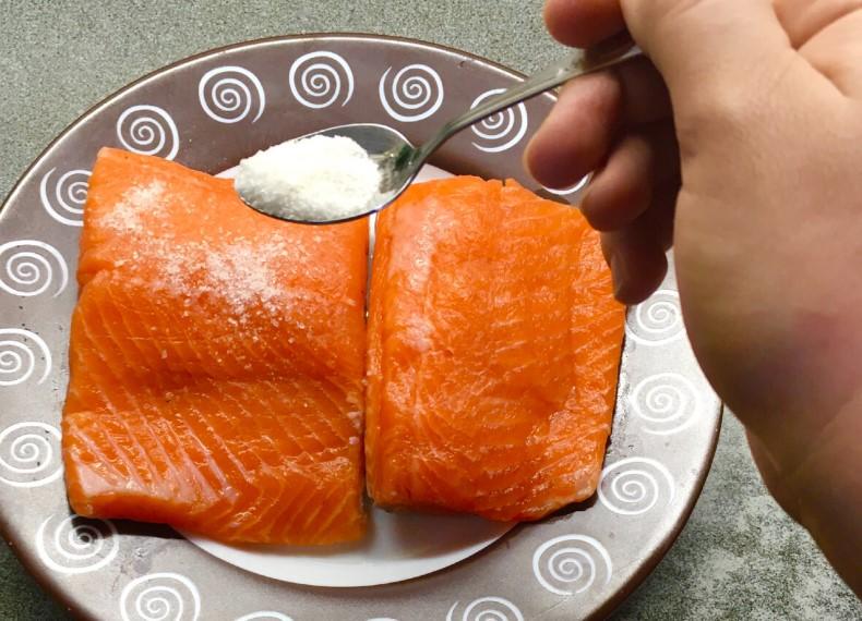 Знайомий кухар розкрив рецепт найсмачнішого засолювання риби