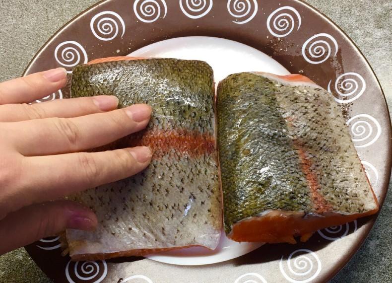 Знайомий кухар розкрив рецепт найсмачнішого засолювання риби