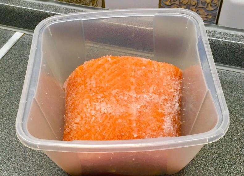 Знайомий кухар розкрив рецепт найсмачнішого засолювання риби