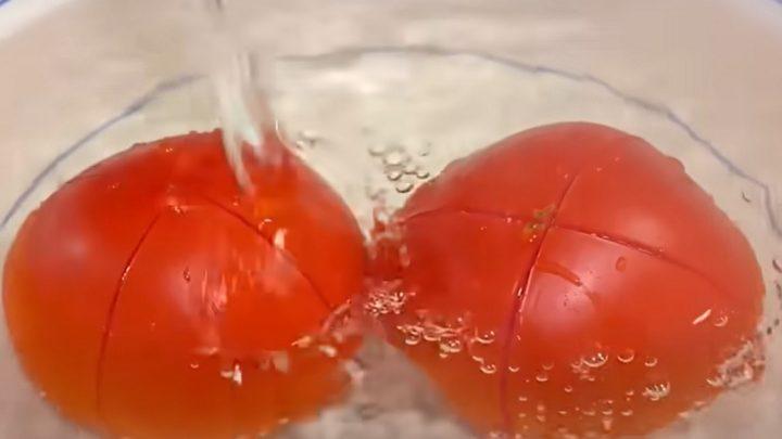 Азіатський томатний суп з яйцями і зеленню