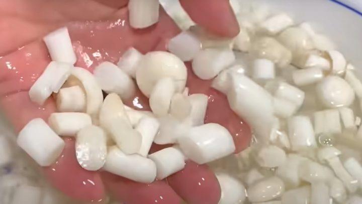 Азіатський томатний суп з яйцями і зеленню