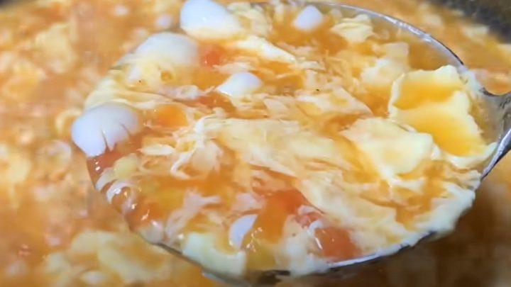 Азіатський томатний суп з яйцями і зеленню