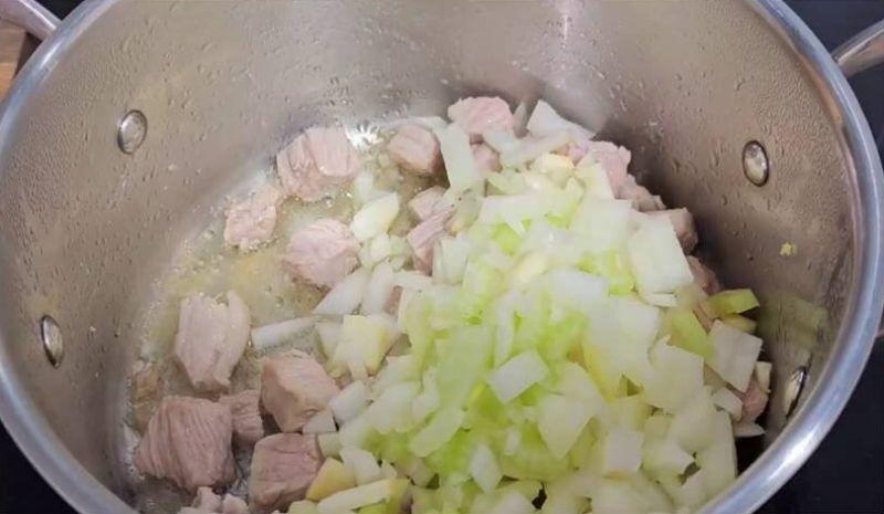 Суп зі свининою та овочами: ситна та ароматна вечеря за 40 хвилин