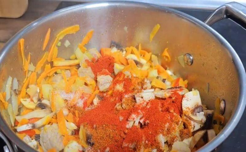 Суп зі свининою та овочами: ситна та ароматна вечеря за 40 хвилин