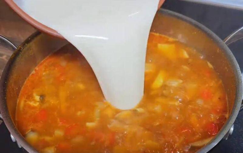 Суп зі свининою та овочами: ситна та ароматна вечеря за 40 хвилин