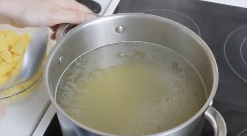 Коли немає м'яса та часу, варю суп із "заморозки"