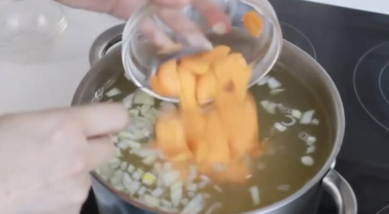 Коли немає м'яса та часу, варю суп із "заморозки"