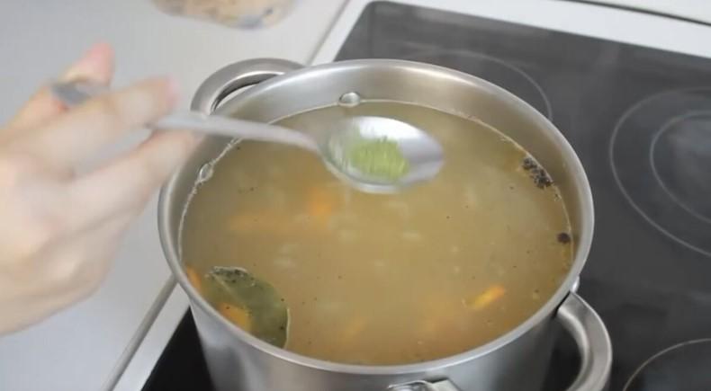 Коли немає м'яса та часу, варю суп із "заморозки"